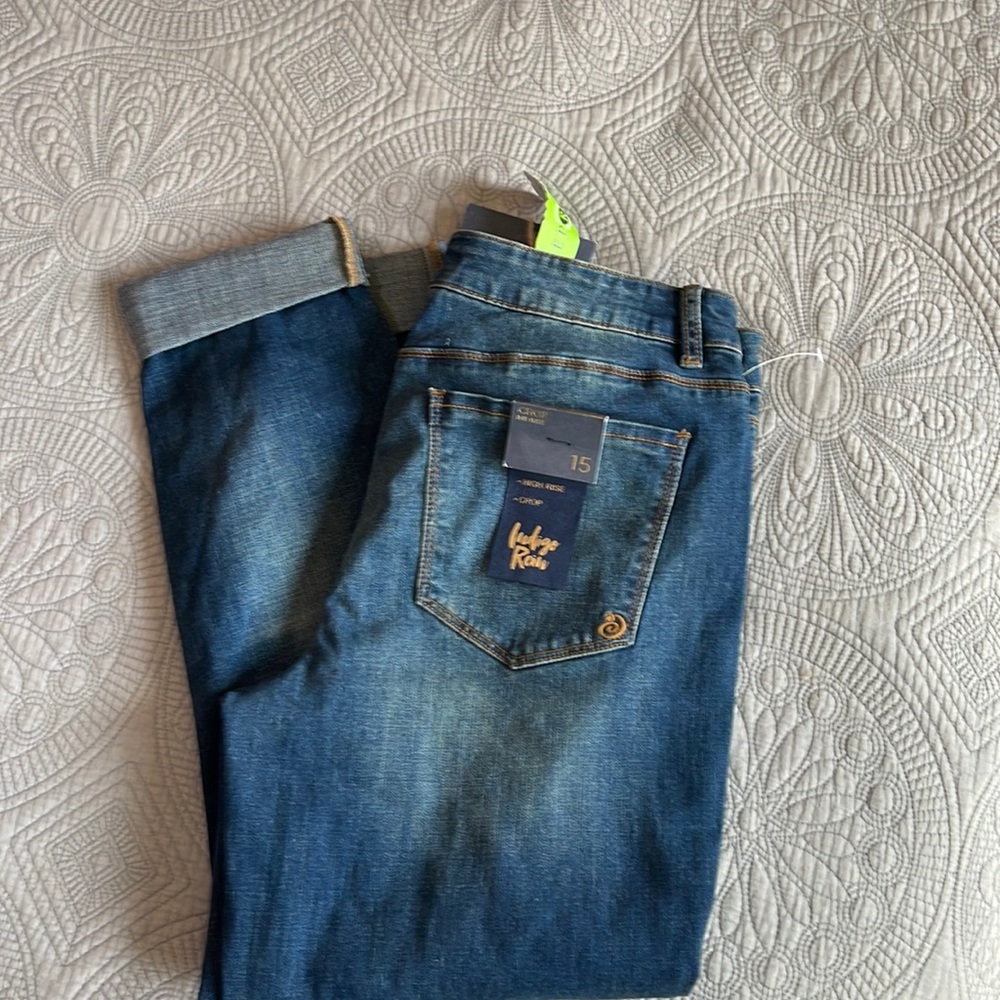 Juniors jeans. Crop style. High rise